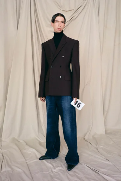 Look 16